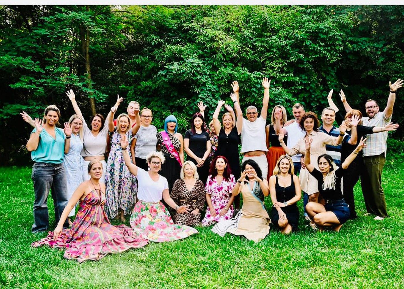 Participanți la un retreat al Academiei Călătorie către Sine, într-un moment de bucurie și comunitate