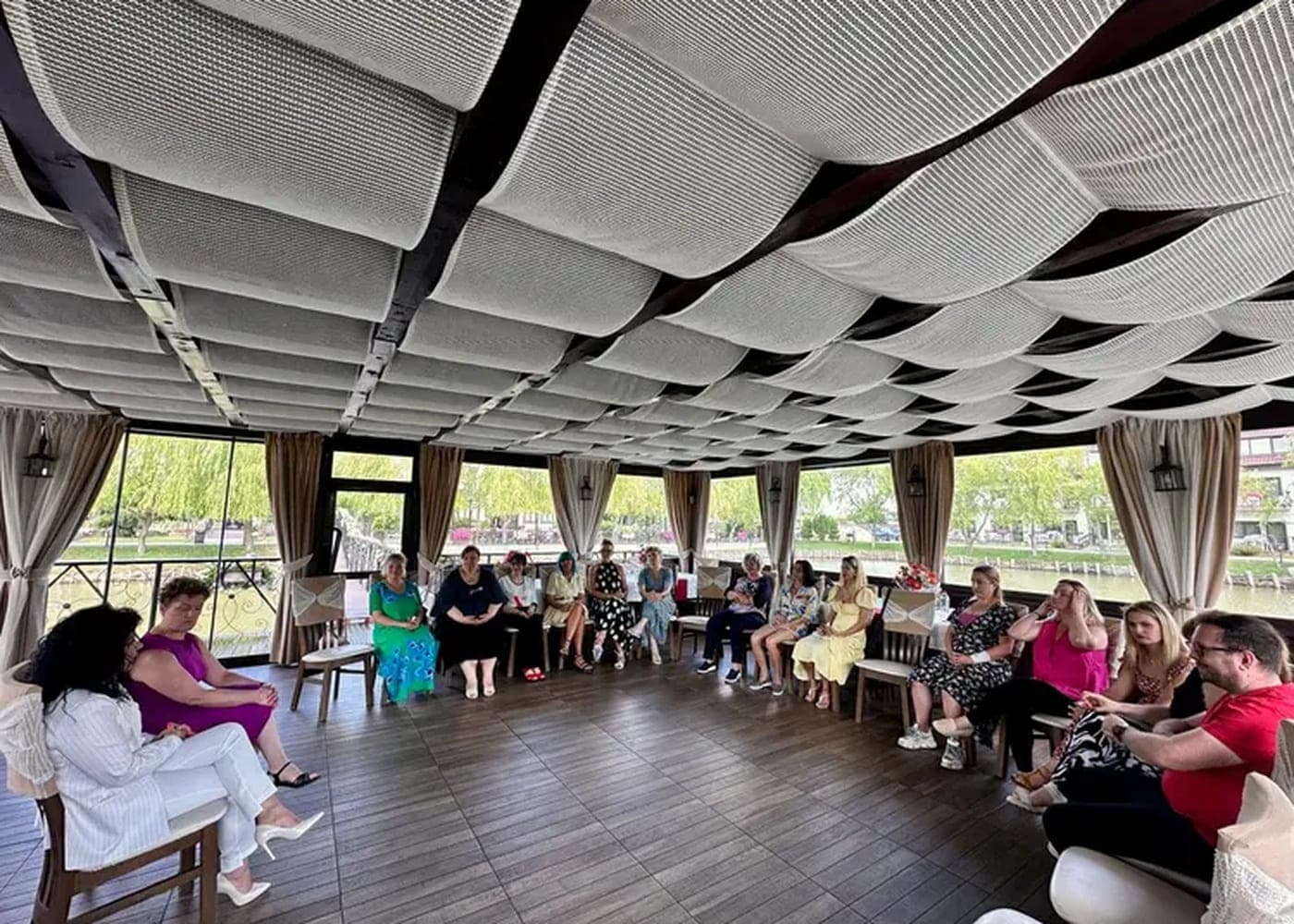 Cerc de lucru într-un pavilion, la un retreat al Academiei Călătorie către Sine