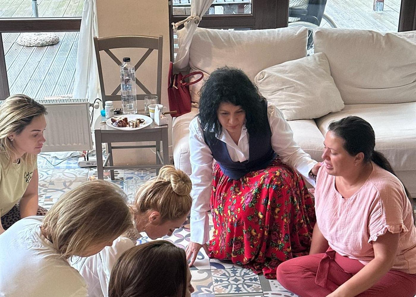 Susținere reciprocă într-un cerc de lucru, la un retreat al Academiei Călătorie către Sine